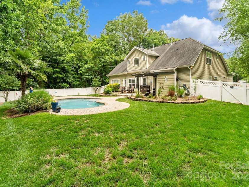 1009 Jerry Lane, Matthews, NC 28105.  MLS# CAR4264669, YatesRealty ID 29196. 