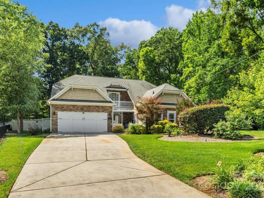 1009 Jerry Lane, Matthews, NC 28105.  MLS# CAR4264669, YatesRealty ID 29196. 