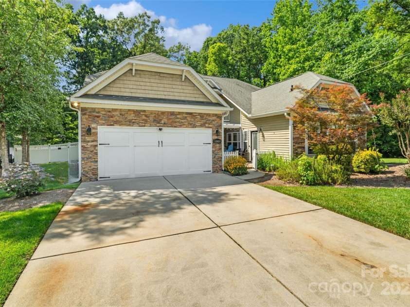 1009 Jerry Lane, Matthews, NC 28105.  MLS# CAR4264669, YatesRealty ID 29196. 