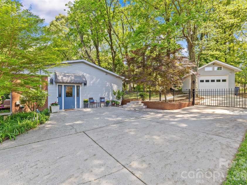 7108 Preston Court, Charlotte, NC 28215.  MLS# CAR4369379, YatesRealty ID 29196. 