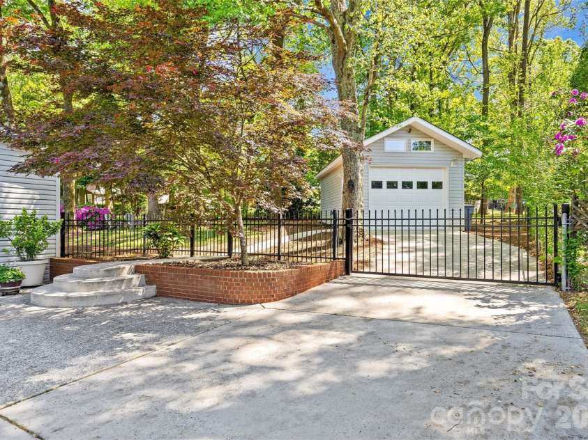 7108 Preston Court, Charlotte, NC 28215.  MLS# CAR4369379, YatesRealty ID 29196. 