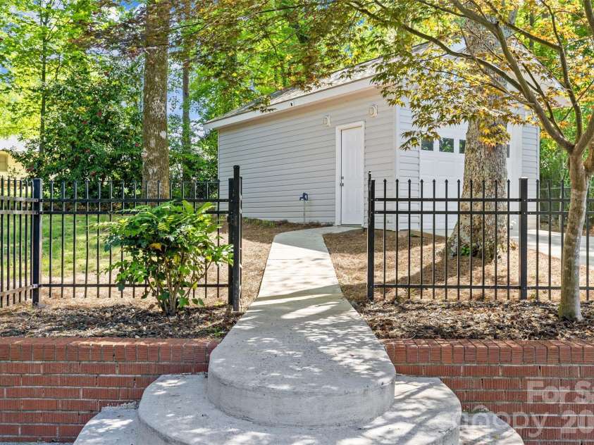 7108 Preston Court, Charlotte, NC 28215.  MLS# CAR4369379, YatesRealty ID 29196. 