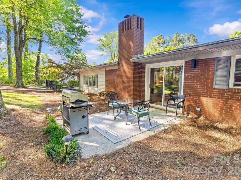 7108 Preston Court, Charlotte, NC 28215.  MLS# CAR4369379, YatesRealty ID 29196. 