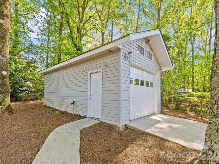 7108 Preston Court, Charlotte, NC 28215.  MLS# CAR4369379, YatesRealty ID 29196. 