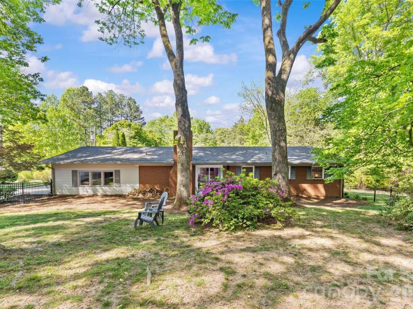 7108 Preston Court, Charlotte, NC 28215.  MLS# CAR4369379, YatesRealty ID 29196. 