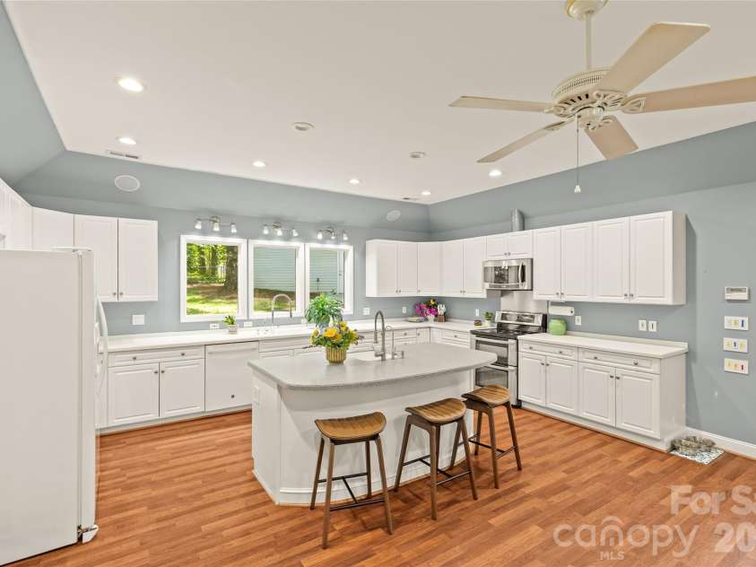 7108 Preston Court, Charlotte, NC 28215.  MLS# CAR4369379, YatesRealty ID 29196. 