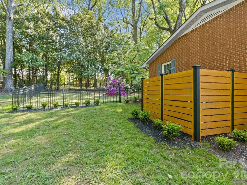7108 Preston Court, Charlotte, NC 28215.  MLS# CAR4369379, YatesRealty ID 29196. 