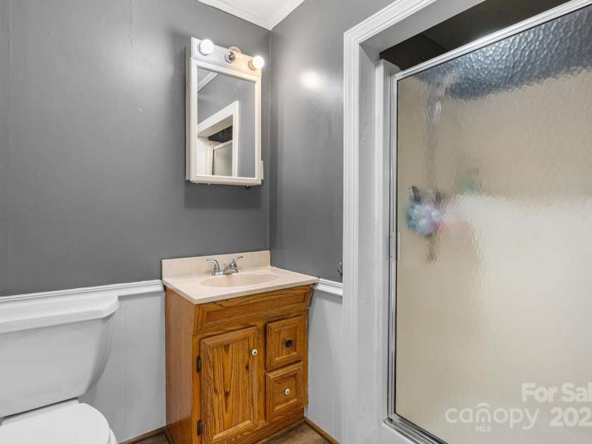 1266 18th Street, Hickory, NC 28601.  MLS# CAR4265726, YatesRealty ID 29199. 2nd Full Bath