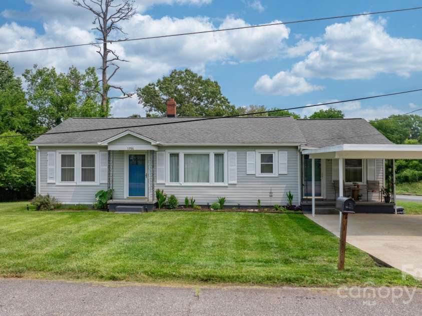 1266 18th Street, Hickory, NC 28601.  MLS# CAR4265726, YatesRealty ID 29199. 