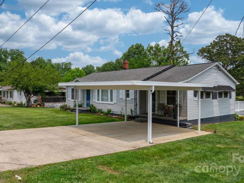 1266 18th Street, Hickory, NC 28601.  MLS# CAR4265726, YatesRealty ID 29199. 