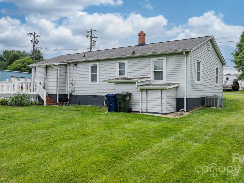 1266 18th Street, Hickory, NC 28601.  MLS# CAR4265726, YatesRealty ID 29199. 