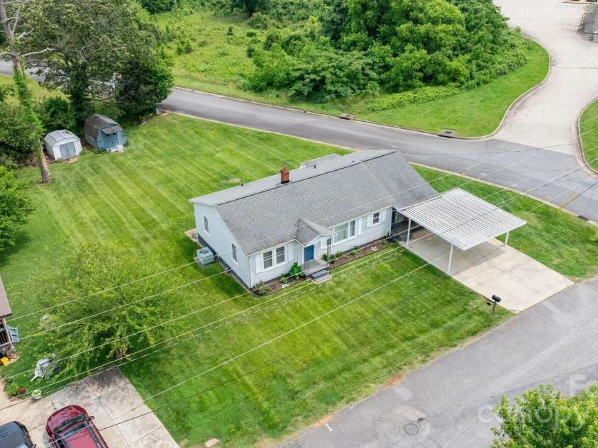 1266 18th Street, Hickory, NC 28601.  MLS# CAR4265726, YatesRealty ID 29199. 