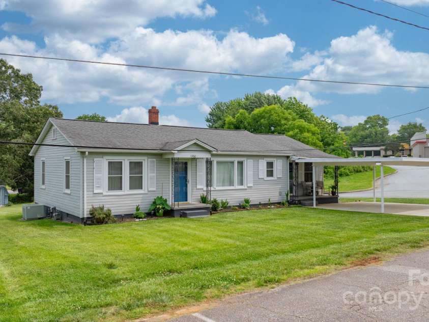 1266 18th Street, Hickory, NC 28601.  MLS# CAR4265726, YatesRealty ID 29199. 
