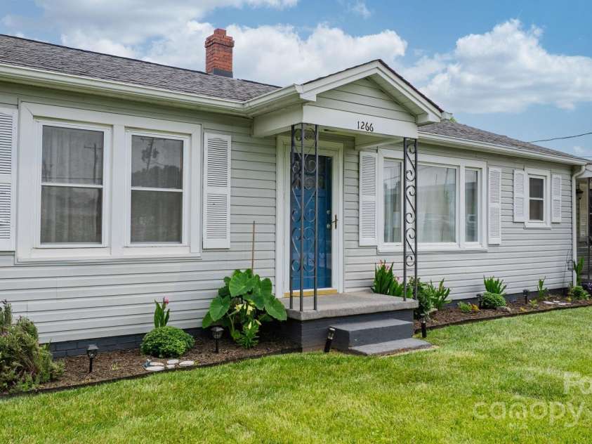 1266 18th Street, Hickory, NC 28601.  MLS# CAR4265726, YatesRealty ID 29199. 