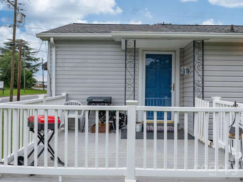 1266 18th Street, Hickory, NC 28601.  MLS# CAR4265726, YatesRealty ID 29199. Beck Deck
