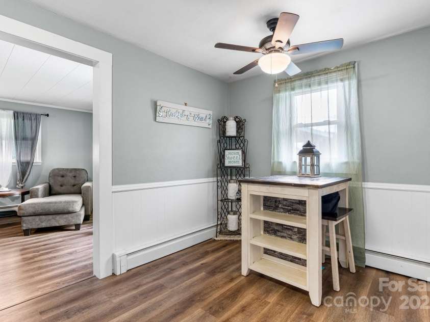 1266 18th Street, Hickory, NC 28601.  MLS# CAR4265726, YatesRealty ID 29199. Eat in Dining room