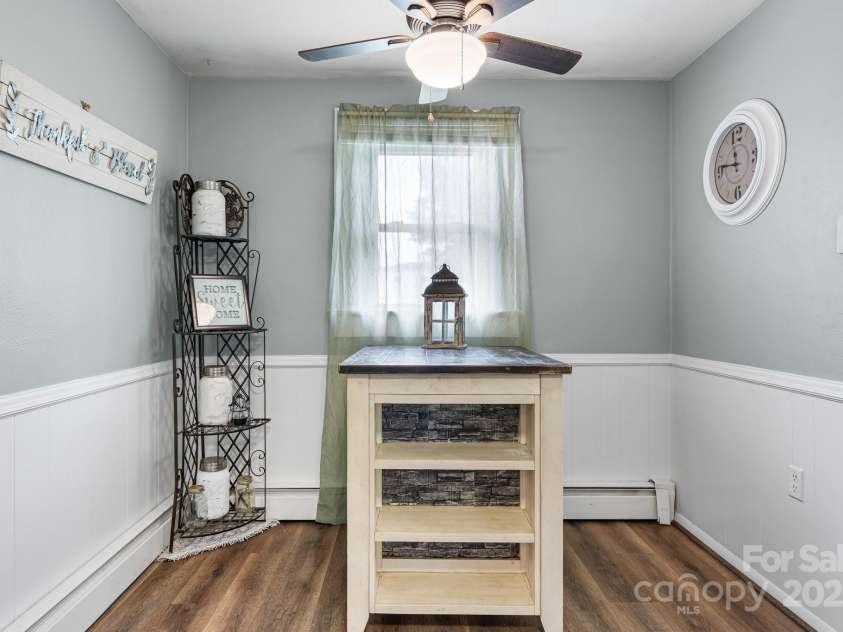 1266 18th Street, Hickory, NC 28601.  MLS# CAR4265726, YatesRealty ID 29199. Eat in Dinning Room