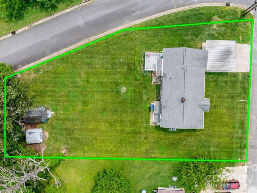 1266 18th Street, Hickory, NC 28601.  MLS# CAR4265726, YatesRealty ID 29199. Flat Yard ready for those Sunday Cook Outs!