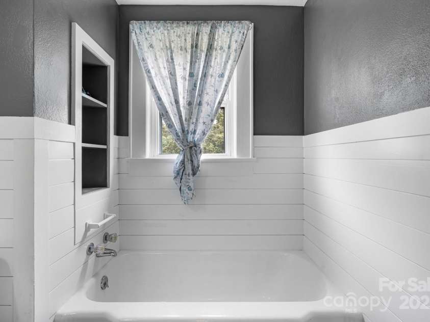 1266 18th Street, Hickory, NC 28601.  MLS# CAR4265726, YatesRealty ID 29199. Full Hall Bath