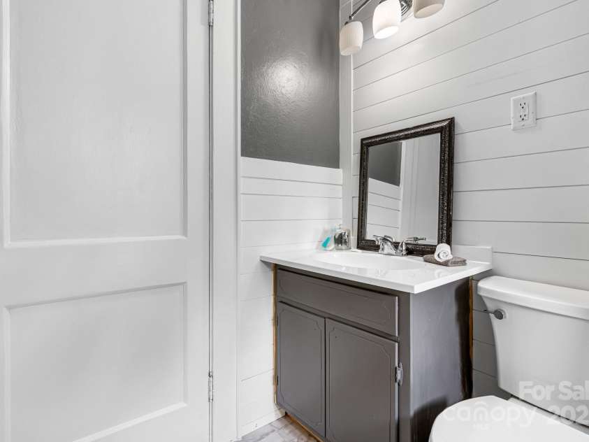 1266 18th Street, Hickory, NC 28601.  MLS# CAR4265726, YatesRealty ID 29199. Full hall Bath