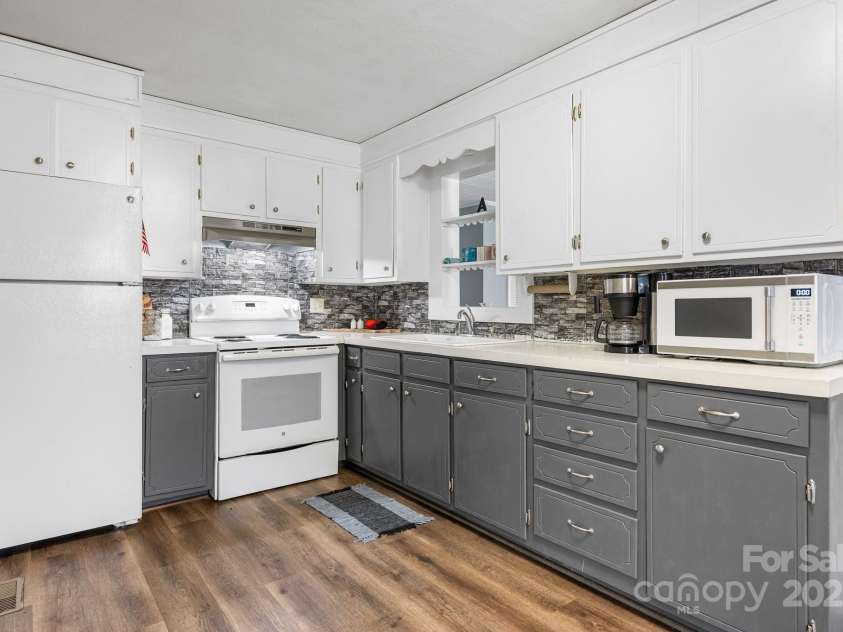 1266 18th Street, Hickory, NC 28601.  MLS# CAR4265726, YatesRealty ID 29199. Kitchen