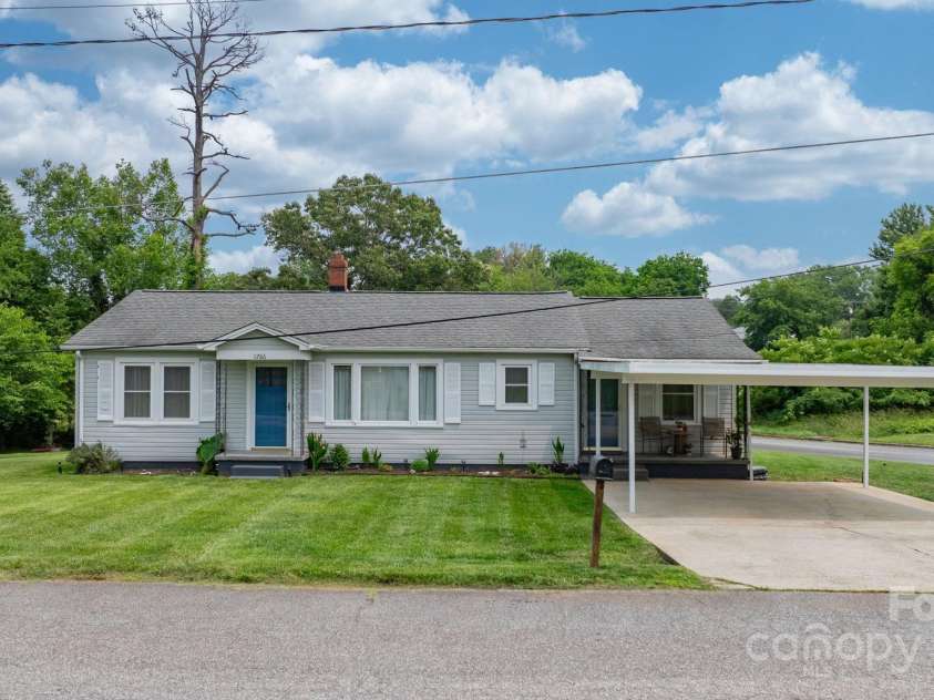 1266 18th Street, Hickory, NC 28601.  MLS# CAR4265726, YatesRealty ID 29199. Welcome home!
