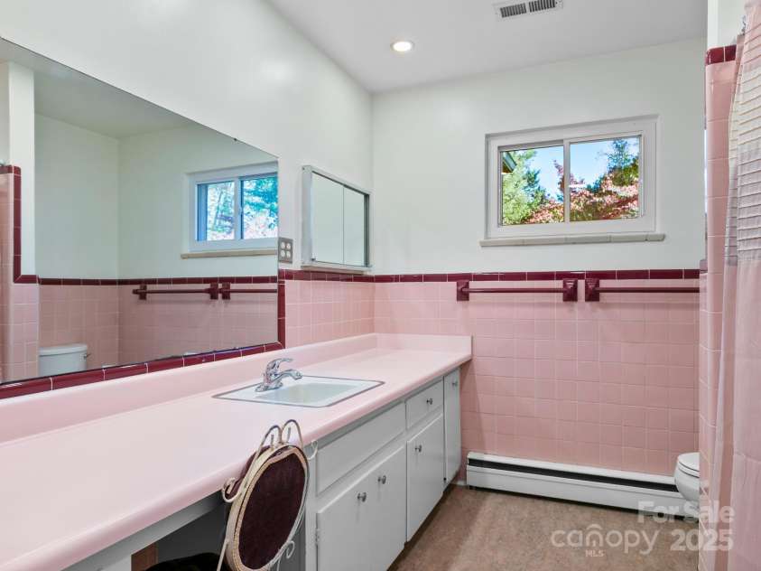 11 Aloha Circle, Candler, NC 28715.  MLS# CAR4313548, YatesRealty ID 292. Full Bathroom