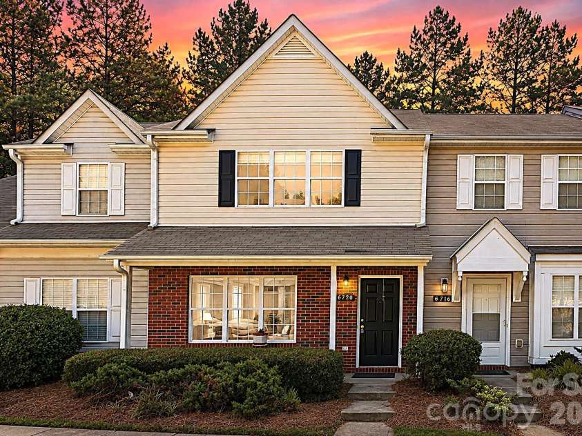 6720 Cypress Tree Lane, Charlotte, NC 28215.  MLS# CAR4416468, YatesRealty ID 29202. 