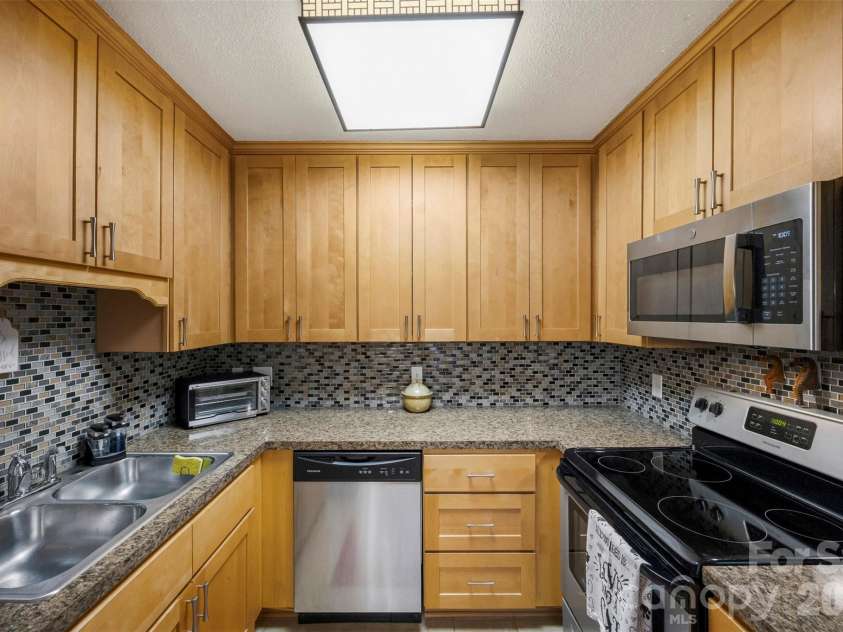 114 Ashleigh Court, Fort Mill, SC 29715.  MLS# CAR4390723, YatesRealty ID 29204. Kitchen