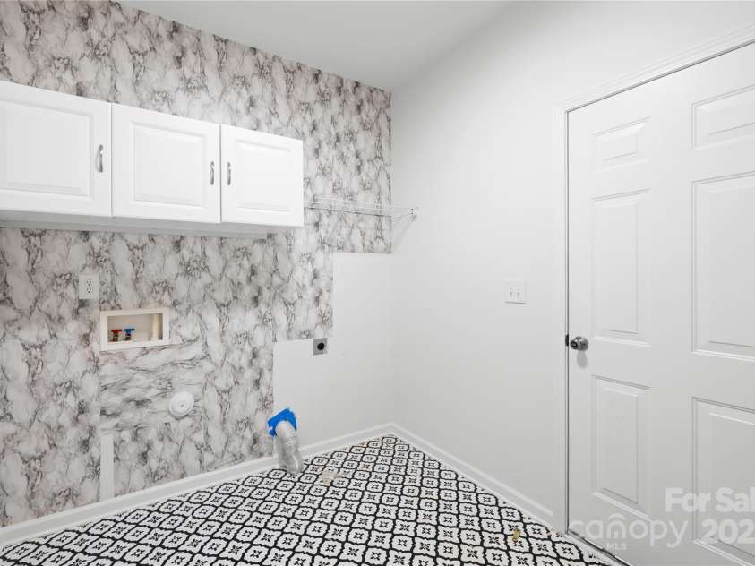 2316 Savannah Hills Drive, Matthews, NC 28105.  MLS# CAR4276271, YatesRealty ID 29208. 