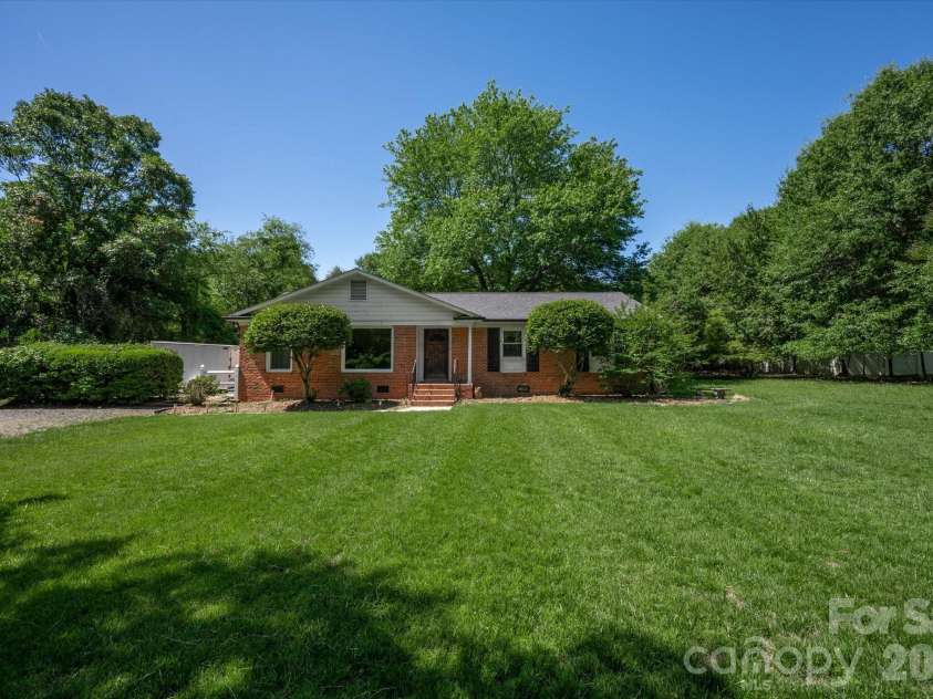 2645 Walker Road, Matthews, NC 28105.  MLS# CAR4382733, YatesRealty ID 29208. 
