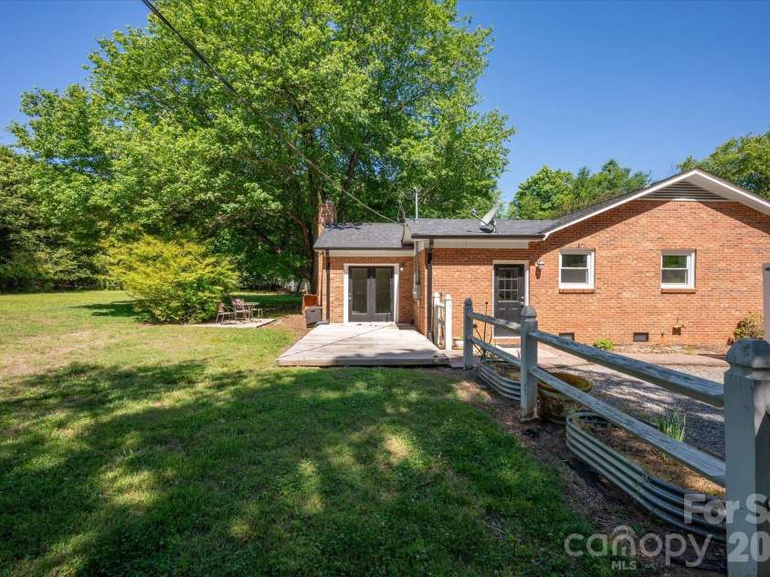 2645 Walker Road, Matthews, NC 28105.  MLS# CAR4382733, YatesRealty ID 29208. 