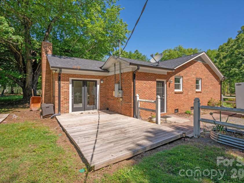 2645 Walker Road, Matthews, NC 28105.  MLS# CAR4382733, YatesRealty ID 29208. 