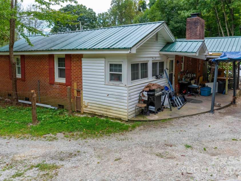 603 Halsbury Avenue, Hendersonville, NC 28791.  MLS# CAR4182028, YatesRealty ID 2921. 