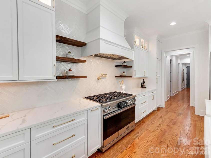 3032 Northampton Drive, Charlotte, NC 28210.  MLS# CAR4367556, YatesRealty ID 29212. 