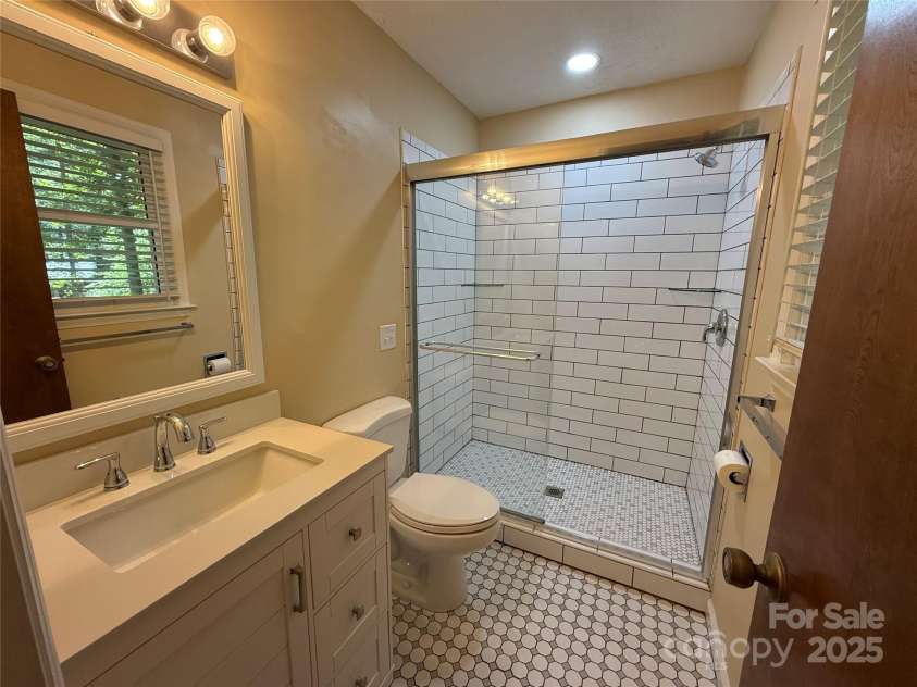 212 Fallen Timber Road, Hendersonville, NC 28791.  MLS# CAR4269973, YatesRealty ID 29214. 