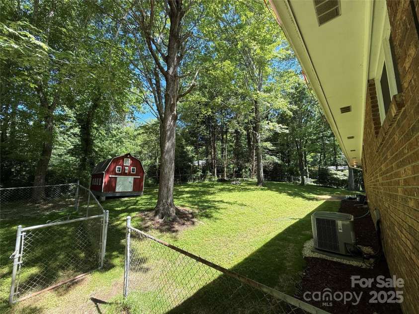 212 Fallen Timber Road, Hendersonville, NC 28791.  MLS# CAR4269973, YatesRealty ID 29214. 