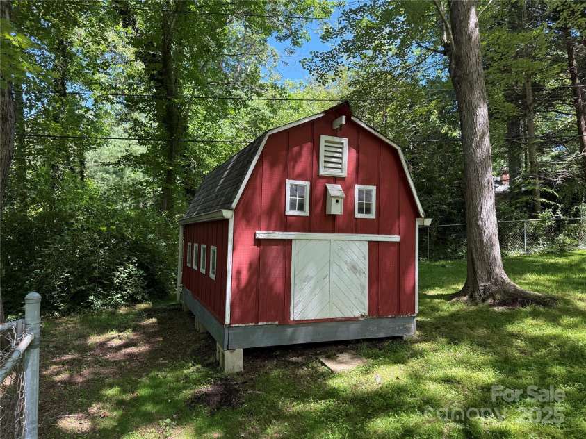 212 Fallen Timber Road, Hendersonville, NC 28791.  MLS# CAR4269973, YatesRealty ID 29214. 