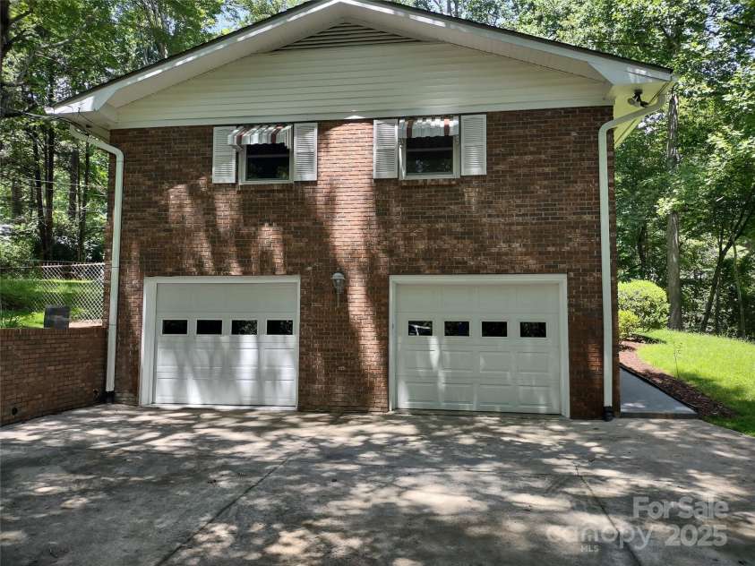 212 Fallen Timber Road, Hendersonville, NC 28791.  MLS# CAR4269973, YatesRealty ID 29214. 