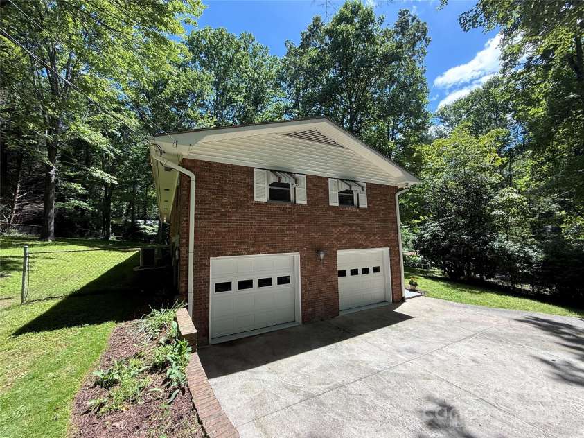 212 Fallen Timber Road, Hendersonville, NC 28791.  MLS# CAR4269973, YatesRealty ID 29214. 