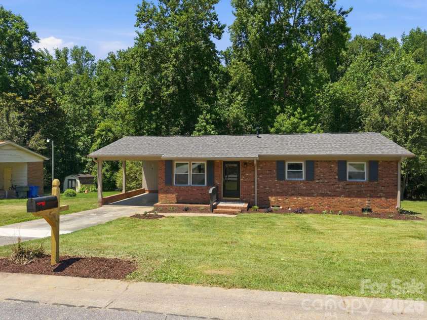 413 Mclelland Avenue, Mooresville, NC 28115.  MLS# CAR4379250, YatesRealty ID 29214. 