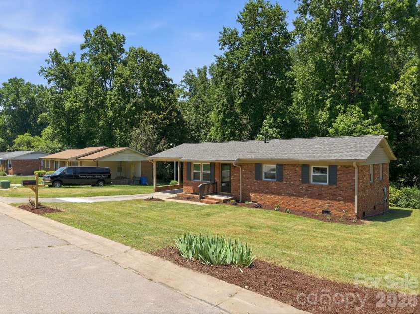413 Mclelland Avenue, Mooresville, NC 28115.  MLS# CAR4379250, YatesRealty ID 29214. 