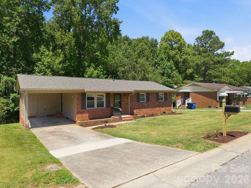 413 Mclelland Avenue, Mooresville, NC 28115.  MLS# CAR4379250, YatesRealty ID 29214. 