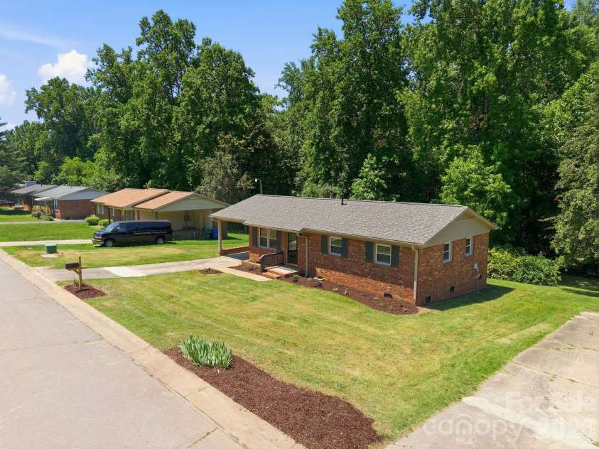 413 Mclelland Avenue, Mooresville, NC 28115.  MLS# CAR4379250, YatesRealty ID 29214. 