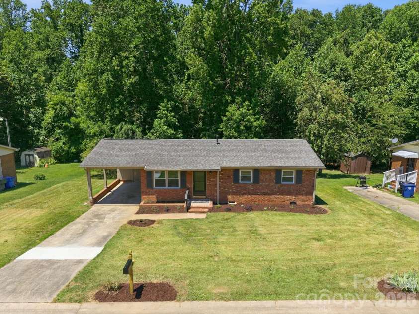 413 Mclelland Avenue, Mooresville, NC 28115.  MLS# CAR4379250, YatesRealty ID 29214. 
