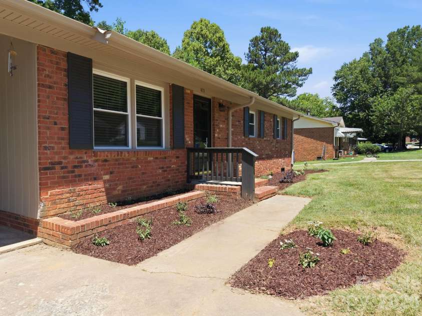 413 Mclelland Avenue, Mooresville, NC 28115.  MLS# CAR4379250, YatesRealty ID 29214. 