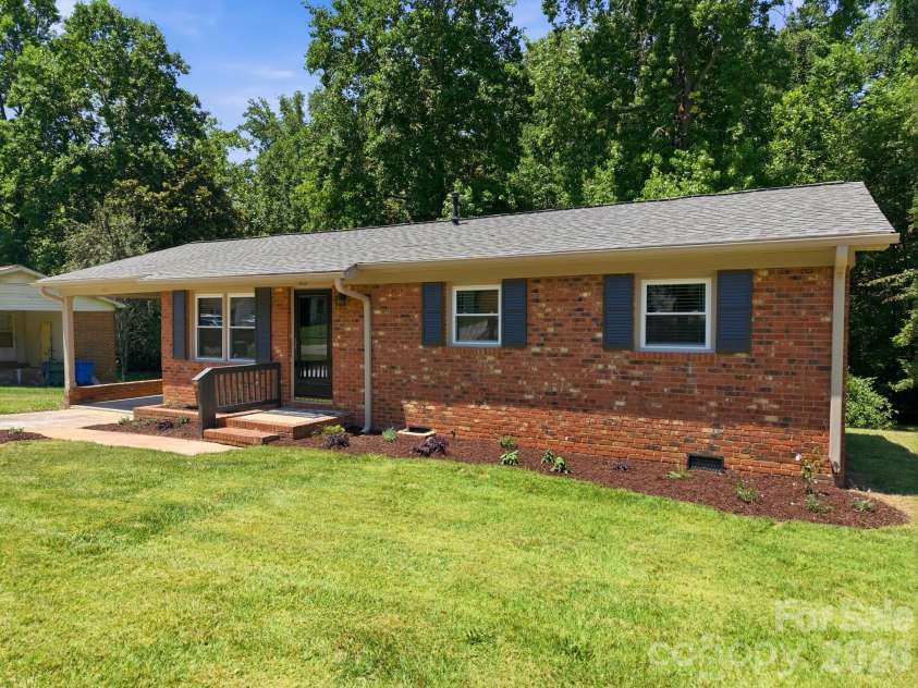 413 Mclelland Avenue, Mooresville, NC 28115.  MLS# CAR4379250, YatesRealty ID 29214. 