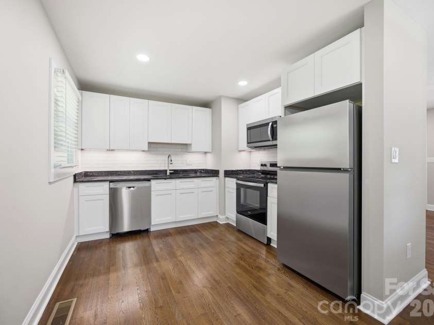 413 Mclelland Avenue, Mooresville, NC 28115.  MLS# CAR4379250, YatesRealty ID 29214. Updated Kitchen