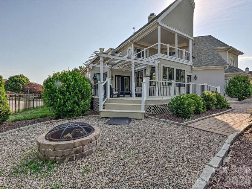 17626 Spinnakers Reach Drive, Cornelius, NC 28031.  MLS# CAR4384271, YatesRealty ID 29216. 
