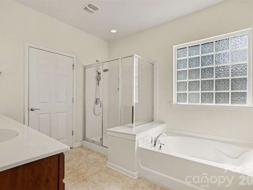 8036 Crater Lake Drive, Fort Mill, SC 29707.  MLS# CAR4390764, YatesRealty ID 29219. Primary Bath